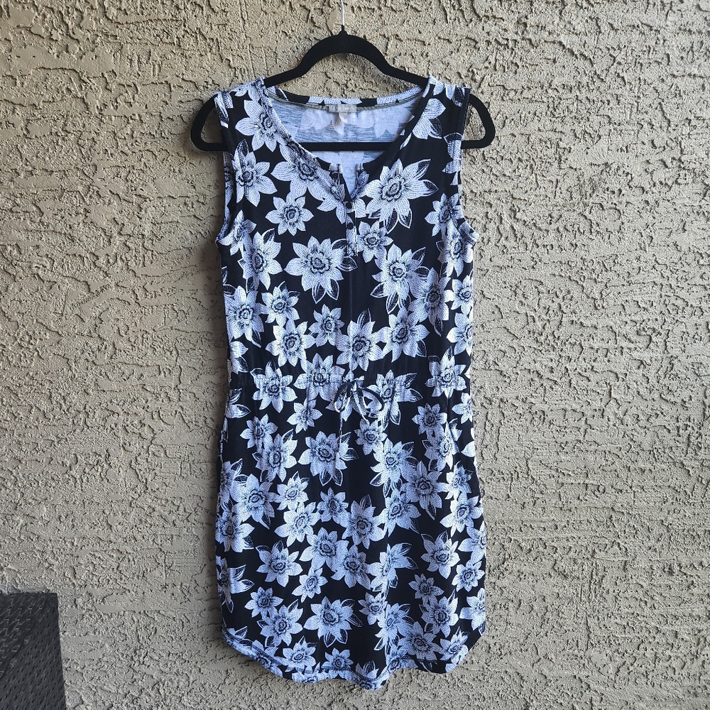 T by Talbots black and white floral dress. Drawstring waist. Pockets. Size MP